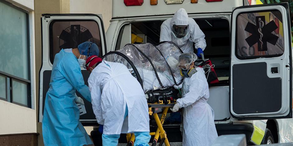 Paramédicos ingresan un paciente al Triage COVID-19 del Hospital Siglo XXI