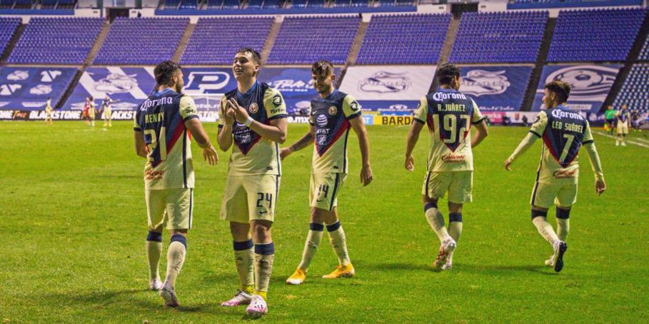 Jugadores del América festejan un gol contra el Puebla en la Jornada 9 del Guard1anes 2020.