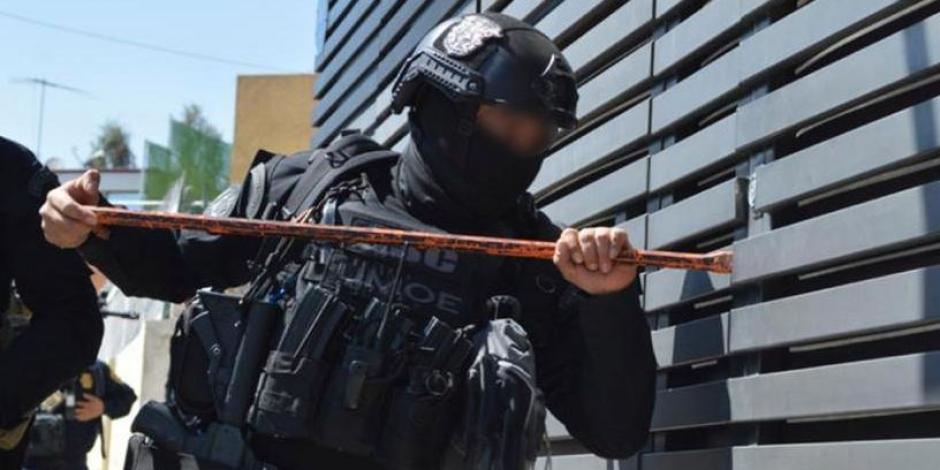 Tras ejecutar una orden de cateo en la alcaldía Gustavo A. Madero, policías de la SSC aseguraron más de 400 envoltorios con posible droga y un centenar de aves