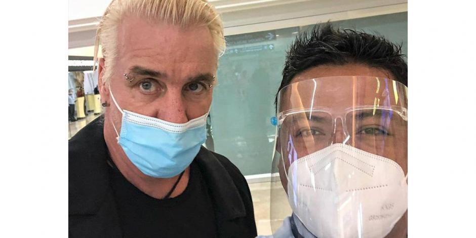 Till Lindemann, vocalista de Rammstein, consiente a sus fans en su visita a Cancún
