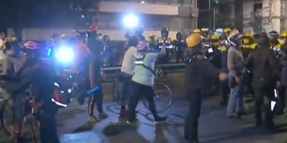 En el enfrentamiento entre policías y ciclistas hubo heridos