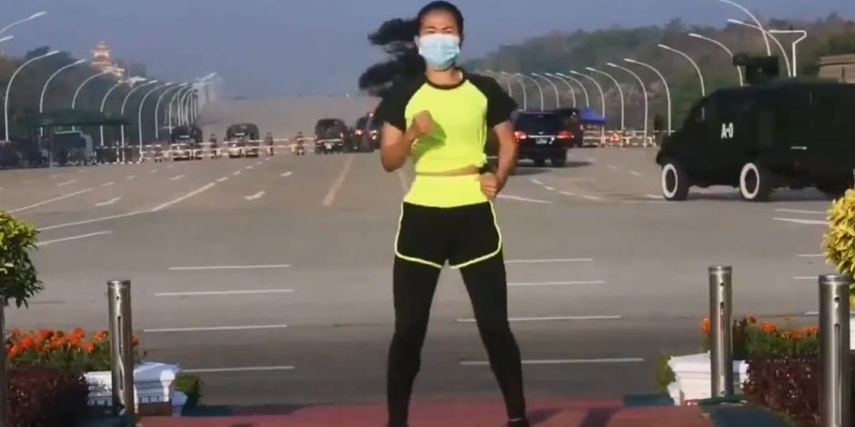 La imagen de la instructora de aerobics que daba una clase mientras ocurre el golpe de estado en Myanmar.