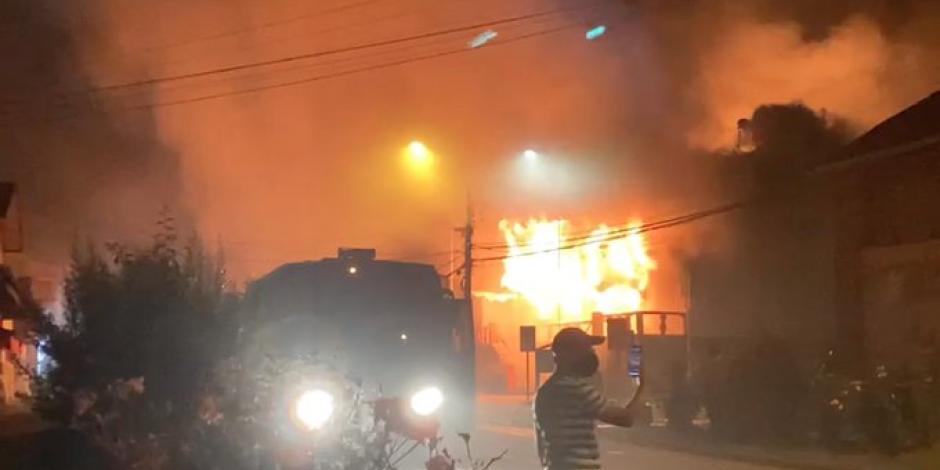 Durante las protestas por la muerte del malabarista resultó incendiada la municipalidad de la localidad de Panguipulli.