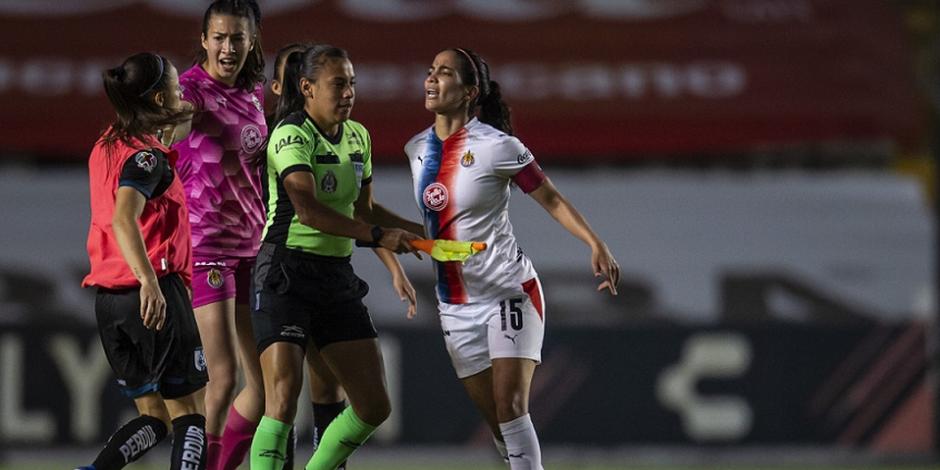 Carolina Jaramillo, capitana de Chivas, después de patear a Jazmín Enrigue, defensa del Querétaro, en choque de la Fecha 5 de la Liga MX Femenil.