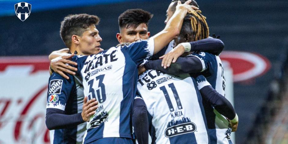 Jugadores del Monterrey celebran un gol en el Torneo Guard1anes 2021 de la Liga MX.