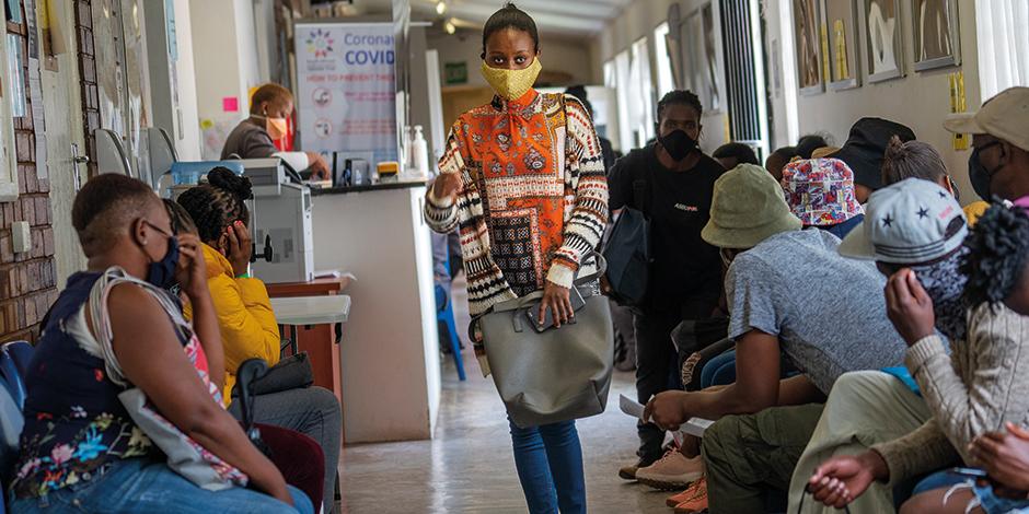 Voluntarios esperan recibir una vacuna en el Hospital Chris Sani Baragwanath de Soweto, Sudáfrica.