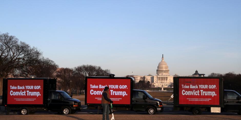 Camionetas muestran mensajes de apoyo para condenar al magnate, frente al Capitolio, ayer.