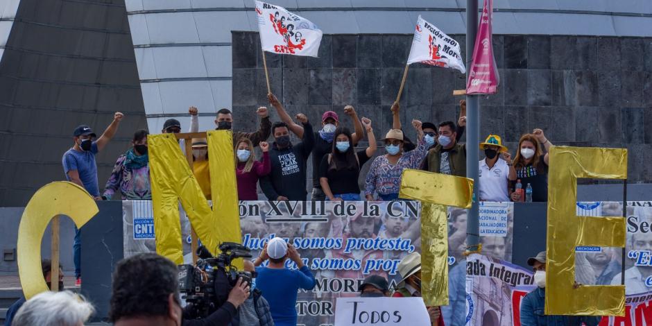 Integrantes de la CNTE de Michoacán, en su paso por la ciudad de Toluca como parte de la Caravana por la Estabilidad Laboral y Salarial, misma que bloqueó esta noche Paseo de la Reforma