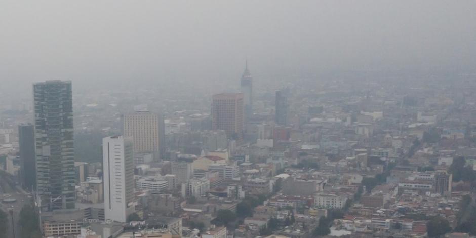Panorámica de la Ciudad de México, en el amanecer del 1 de enero de 2021, con mala calidad del aire.