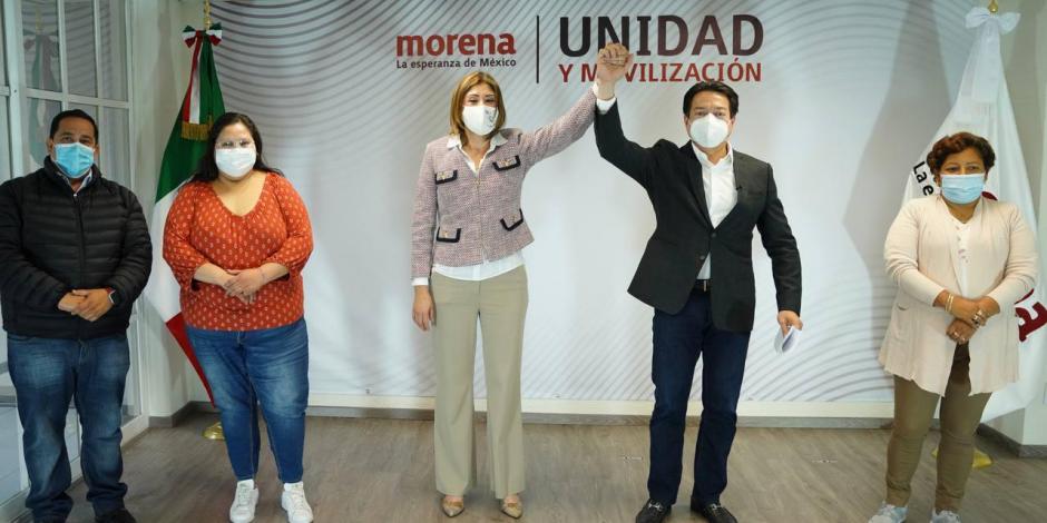Mario Delgado levanta la mano de su precandidata, Mónica Rangel, ayer.