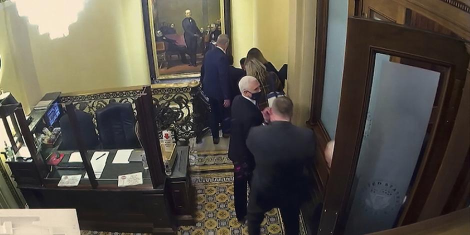 El entonces vicepresidente Mike Pence es trasladado junto a su familia a una zona segura por un equipo especial.
