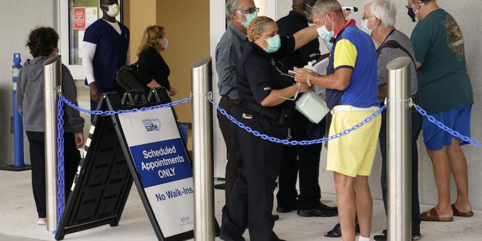 Adultos mayores con cita y folio asignado acuden a un hospital de Miami para recibir su vacuna, ayer.