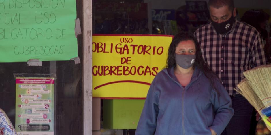 habitantes de Monterrey utilizan cubrebocas, el pasado 2 de febrero.