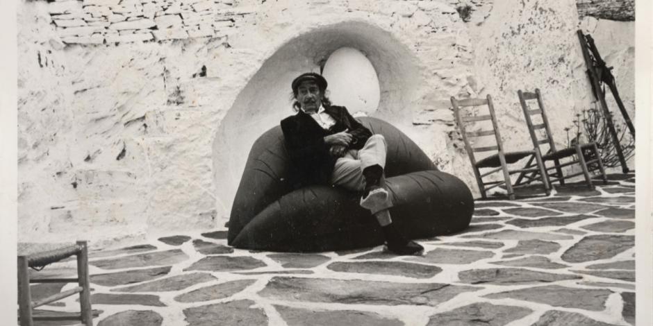 Salvador Dalí sentado en el célebre sofá Labios. Foto que se subasta en México.