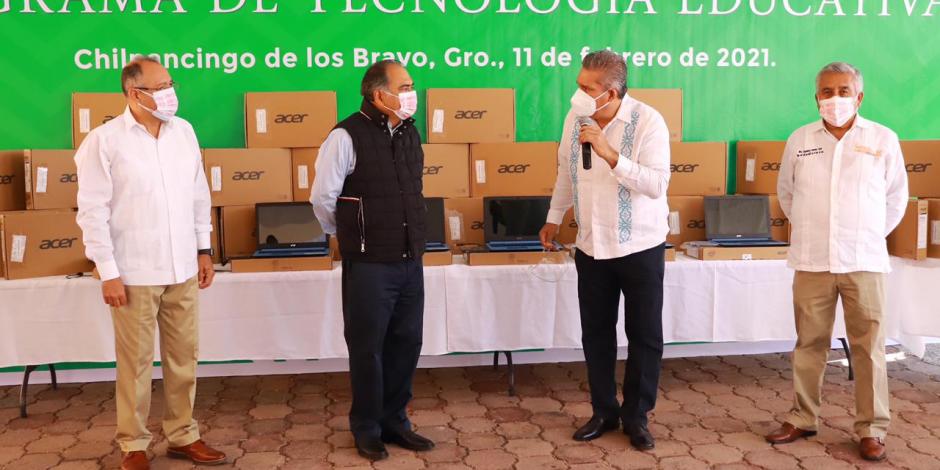 El gobernador de Guerrero (segundo de izq. a der.), ayer, en el acto oficial.