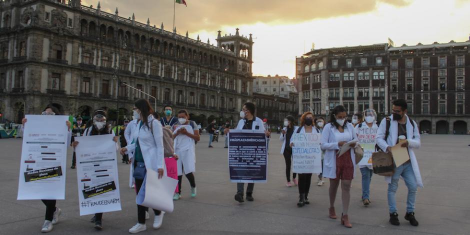 Médicos residentes, protestaron el martes frente a Palacio Nacionales.