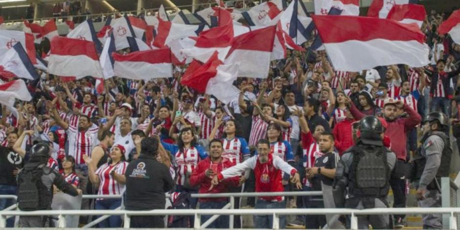 Aficionados de Chivas durante un partido del equipo en la Liga MX en el Estadio Akron.