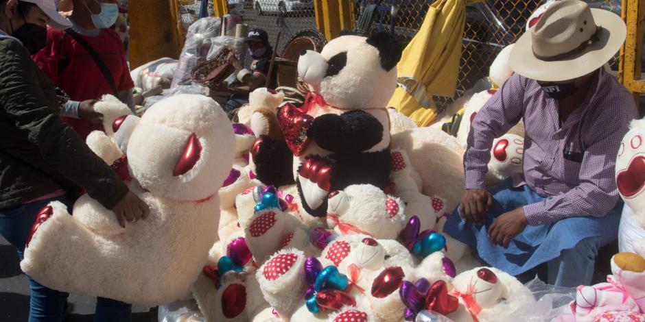 Locatarios del Mercado Sonora venden osos de peluche y globos con motivo de la celebración del Día del Amor y la Amistad