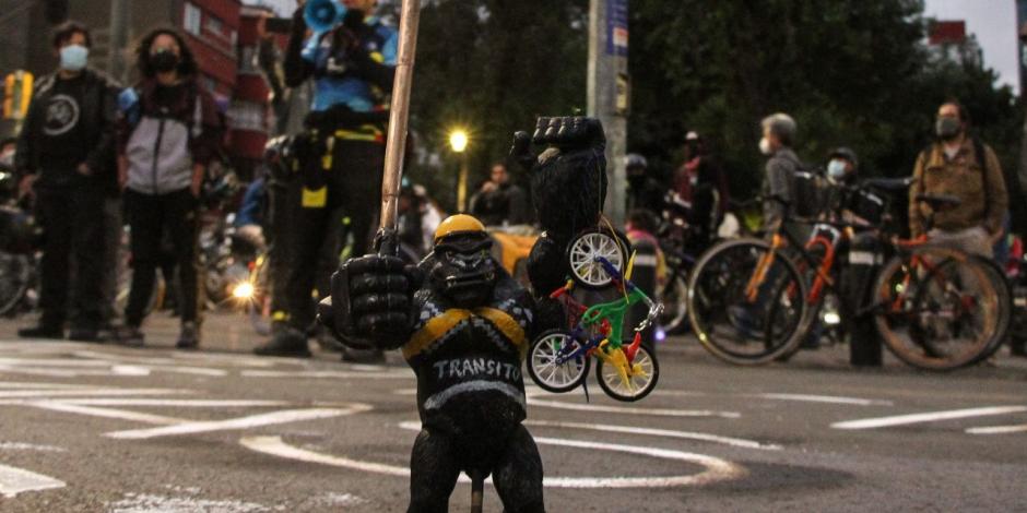 Cientos de ciclistas, de diversos colectivos se manifestaron y bloquearon la Avenida de los Insurgentes en ambos sentidos