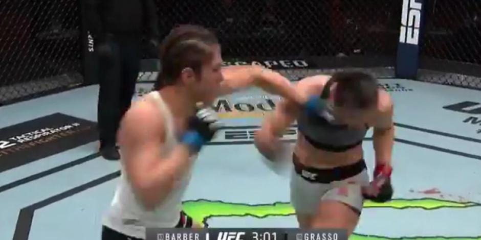 Una acción del combate entre Alexa Grasso y Maycee Barber, UFC 258