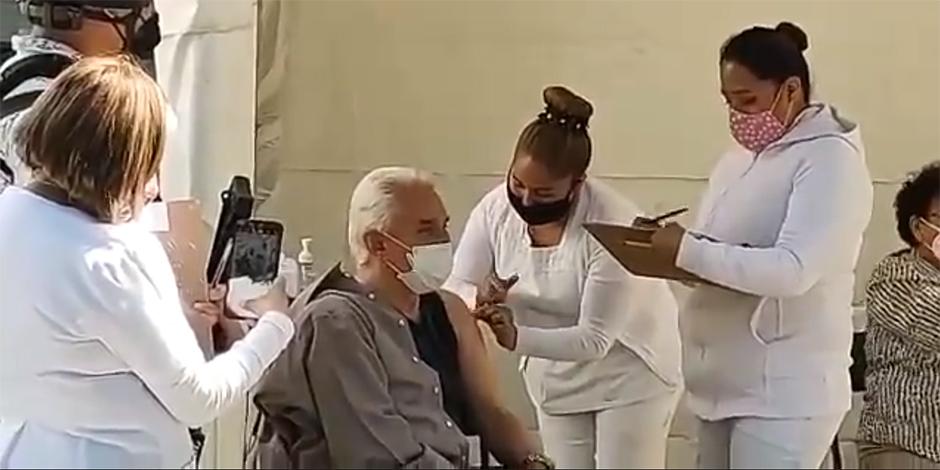 Enrique Guzmán, de 78 años, recibió la vacuna contra COVID-19 en la Clínica 22 del IMSS.