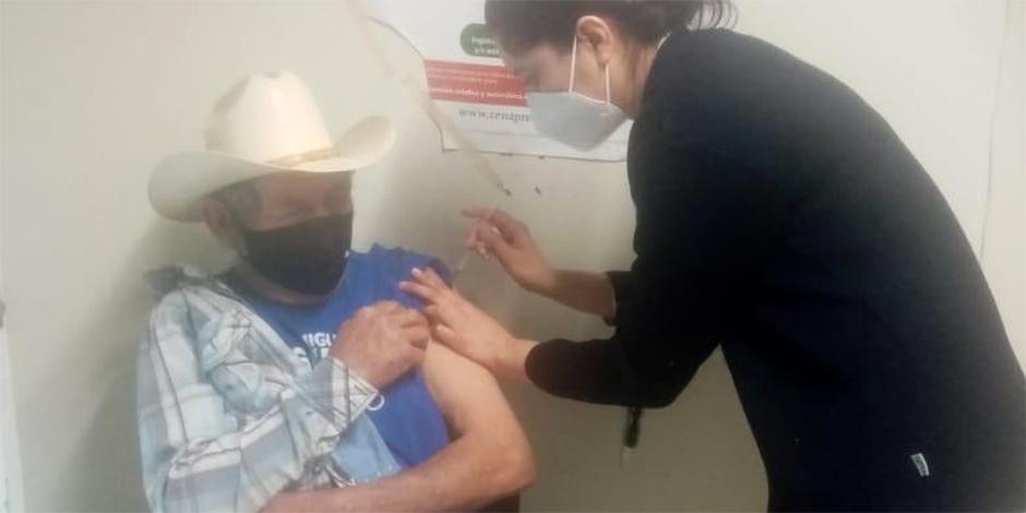 El señor Ramón Durán Cabrera de Cucurpe fue el primero en recibir la vacuna contra COVID-19 en Sonora.