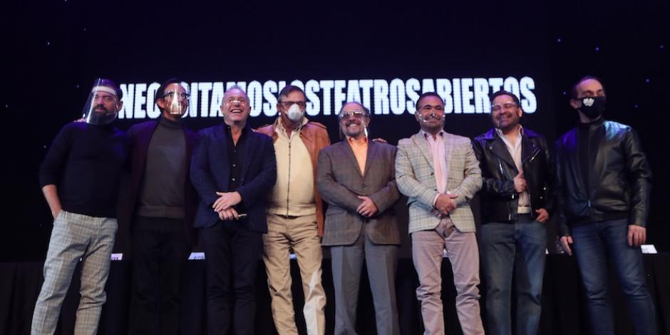 Los inconformes, ayer, al finalizar la conferencia de prensa en el Teatro 1, en la alcaldía Cuauhtémoc.