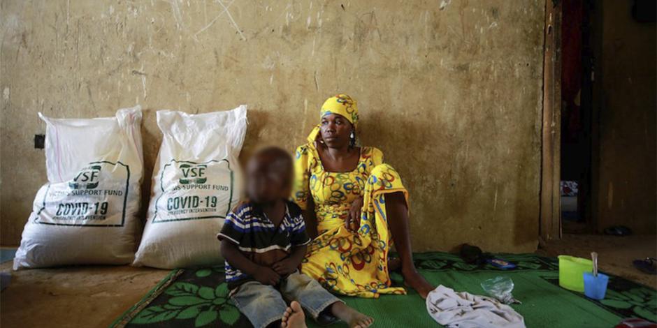 Una madre y su hijo reciben alimentos del Fondo Nacional de Apoyo a las Víctimas en Nigeria, al inicio de la pandemia.