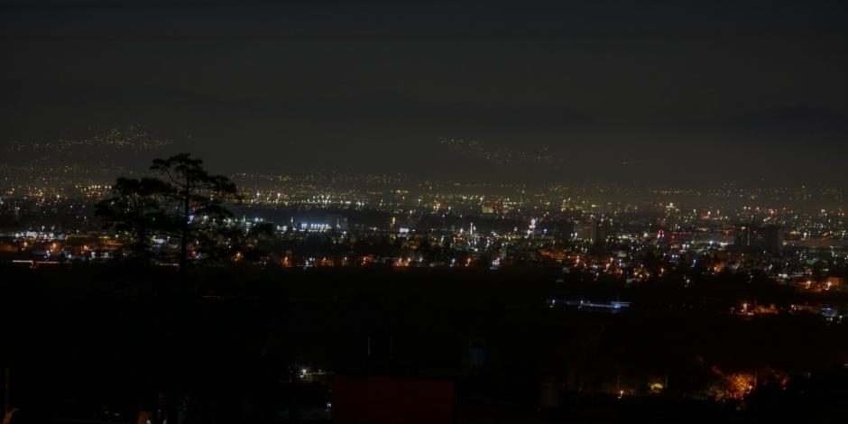 Usuarios de Puebla, Morelos, Tlaxcala, Hidalgo y el Estado de México, reportaron anoche falta de energía eléctrica en sus hogares.