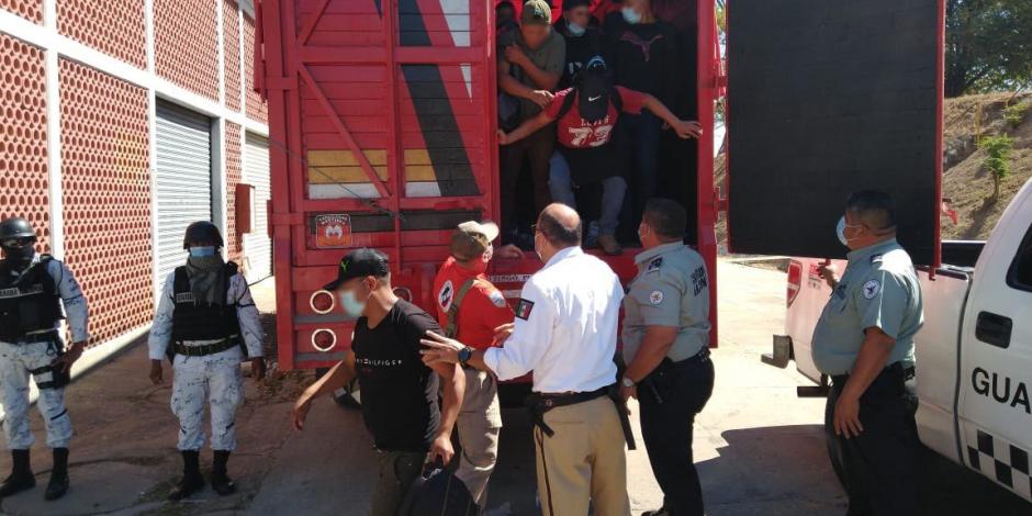 Migrantes centroamericanos viajaban hacinados en un camión de redilas cuando elementos de la Guardia Nacional los rescataron.