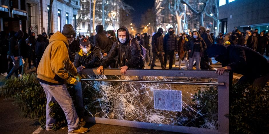 En Barcelona, España, se registran enfrentamientos entre manifestantes y policías por la detención del rapero Hasel.