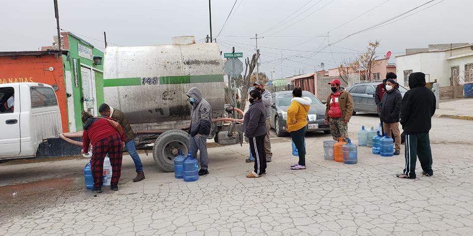 Vecinos de Riberas del Bravo recibieron el suministro de agua a través de pipas dispuestas por el gobierno del municipio.