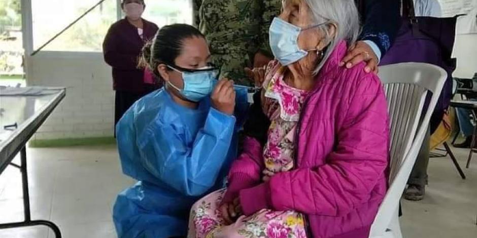 La señora María Antonia, de 120 años, recibe su primera dosis, en la Huasteca Alta de Veracruz, ayer.