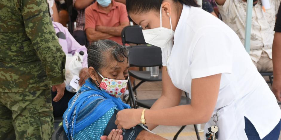 "Ayer se vacunaron 467 mil 642 adultos mayores de 60 años, en todo el país, ¡Cifra récord para un solo día!", destacó AMLO.