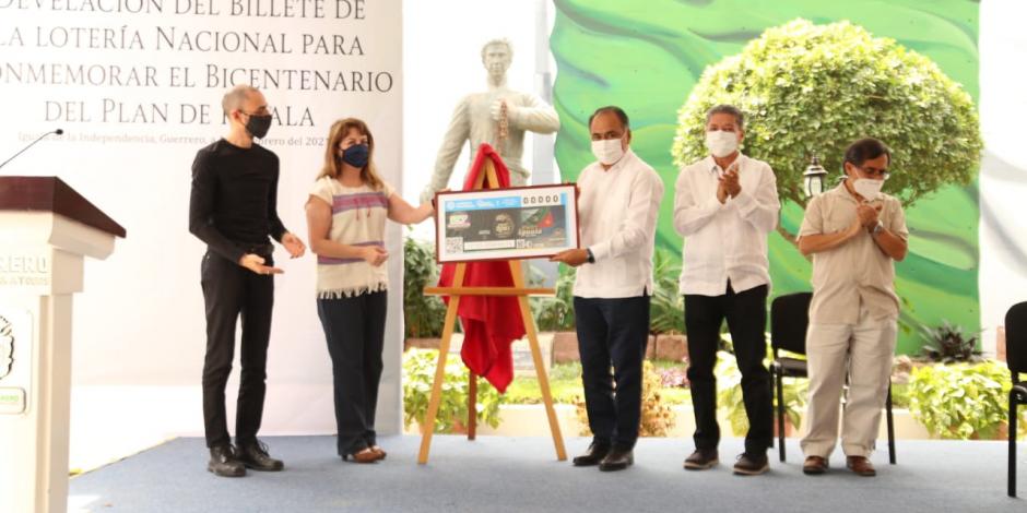 El gobernador de Guerrero Héctor Astudillo en la presentación del billete conmemorativo por el Bicentenario del Plan de Iguala.