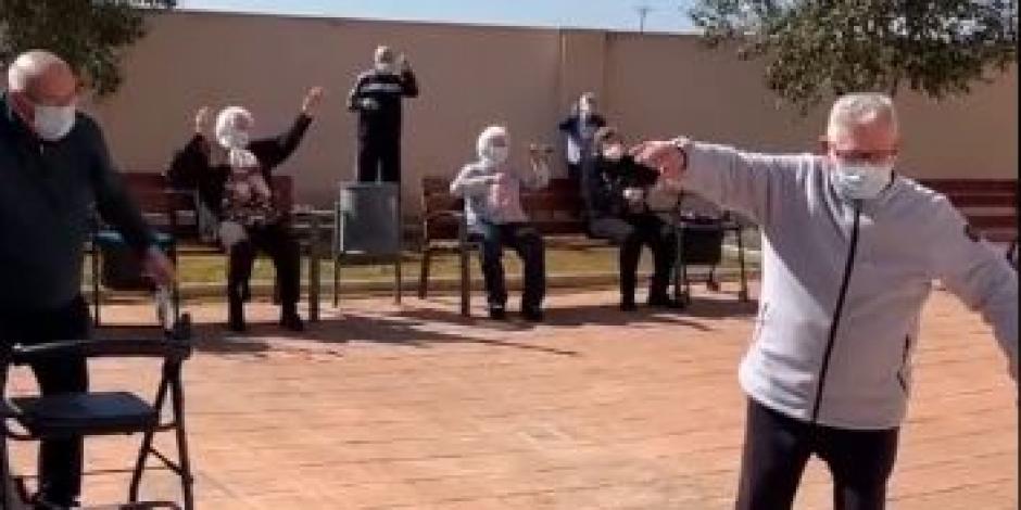 Adultos mayores celebran que ya se vacunaron con un baile en TIkTok