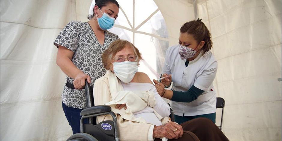 El lunes fueron inmunizados contra COVID-19, 40 mil 07 mexicanos.