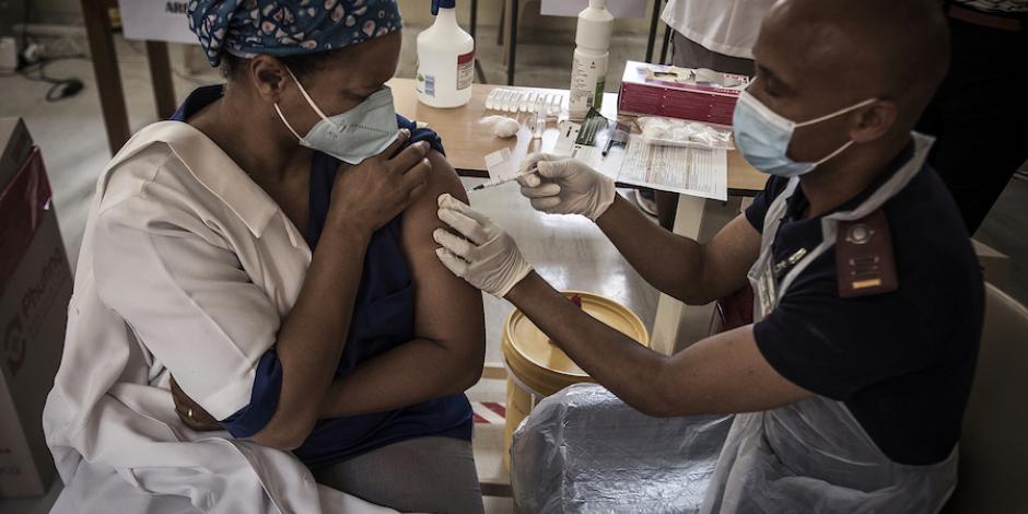 La iniciativa Covax contempla enviar vacunas al menos a 20 por ciento de la población de naciones pobres, para evitar que su economía afecte la protección ante la pandemia.