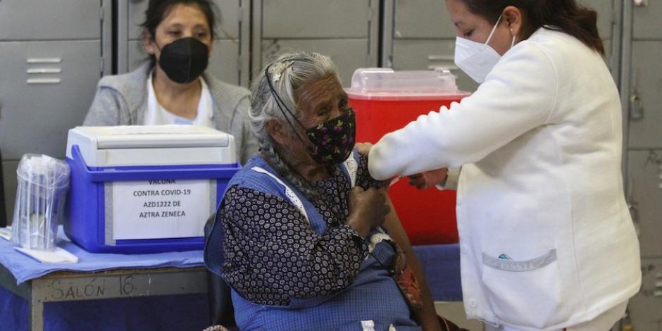 Una mujer recibe la primera dosis, ayer, en Cuajimalpa.