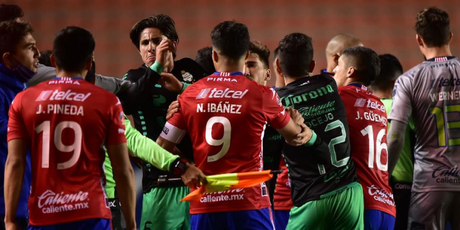 Jugadores de Santos y Atlético de San Luis protagonizaron una pelea en duelo de Liga MX