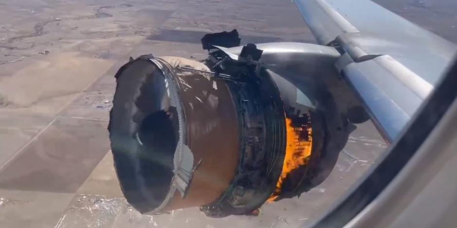 Un vuelo de United Airlines sufrió una falla mecánica, por lo que perdió grandes partes de uno de sus motores en pleno vuelo.