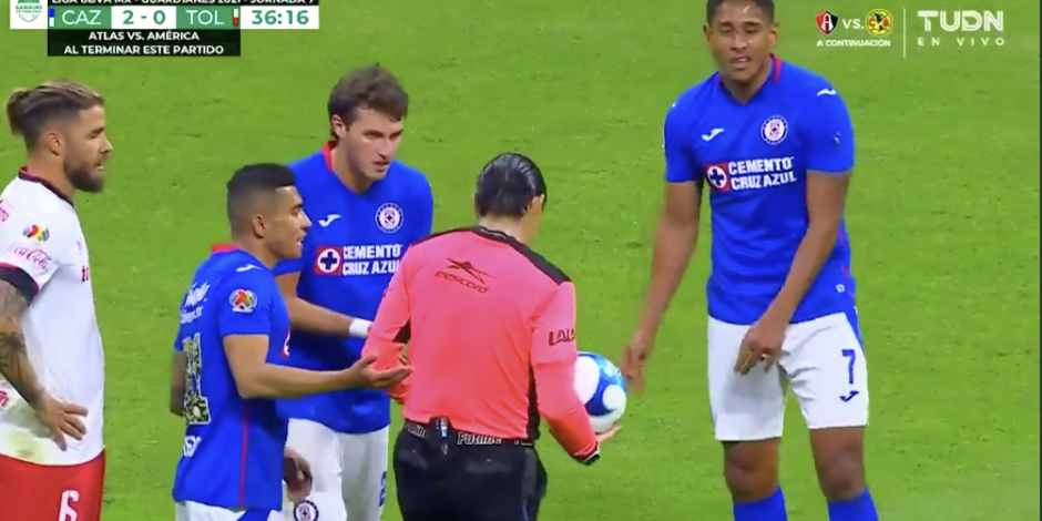 Futbolistas de Cruz Azul le reclaman al árbitro después de su inverosímil "salvada" para el Toluca.