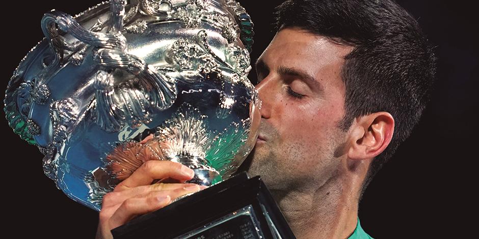 Nole besa el trofeo que ganó ayer en Australia ante Medvedev.