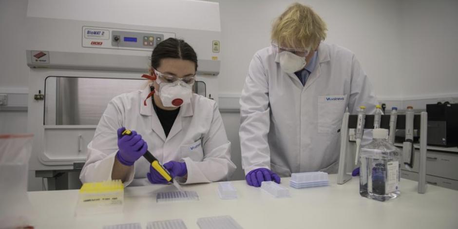 Boris Johnson, primer Ministros de Reino Unido en una visita a un laboratorio de control de la vacuna Covid.