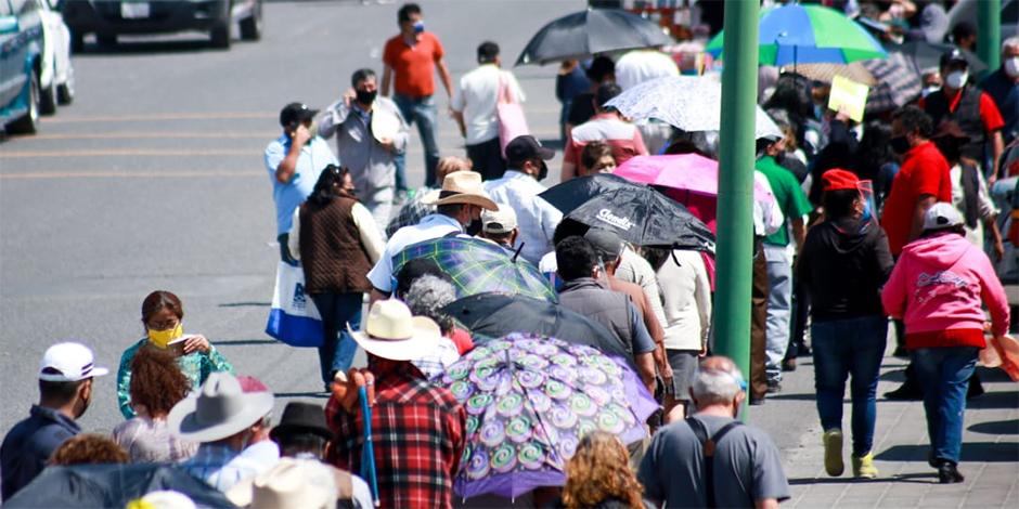 Los adultos mayores debieron esperar hasta siete horas para ser inmunizados contra COVID-19 en Ecatepec.
