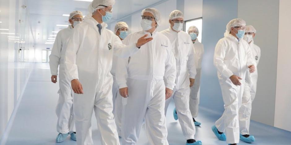 El gobernador del Estado de México, Alfredo del Mazo, el presidente argentino, Alberto Fernández, y el canciller Marcelo Ebrard, visitaron la planta de Liomont, donde se envasa la vacuna, ayer.