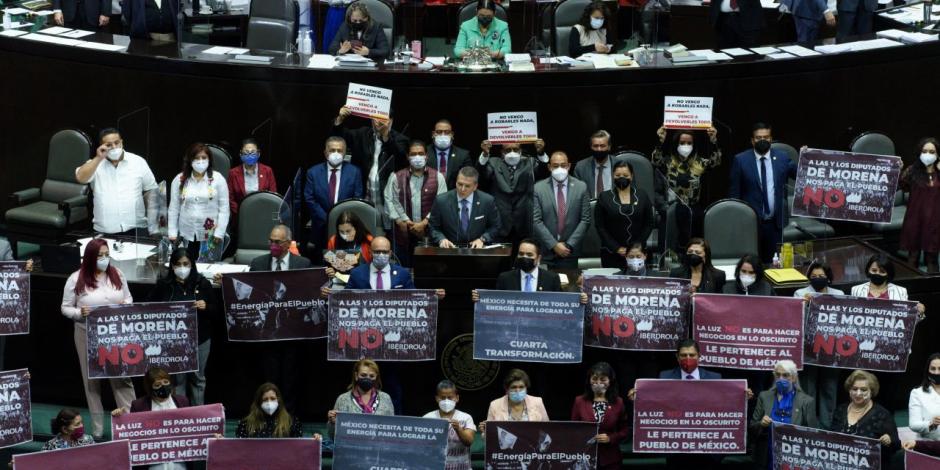 Legisladores de Morena expresaron su apoyo a la reforma con pancartas en tribuna, ayer,