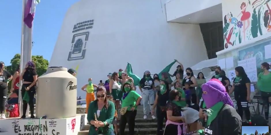 Activistas se reúnen afuera del Congreso, en medio del debate por la despenalización del aborto