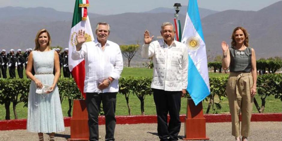 Alberto Fernández, presidente de Argentina, llama a la unidad de Latinoamérica durante su discurso en Iguala, a lado del presidente de México, AMLO.