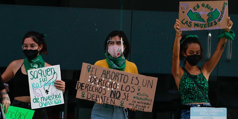 Grupos feministas se apostaron en las inmediaciones del Congreso del estado para manifestarse por la aprobación del aborto legal en Quintana Roo.